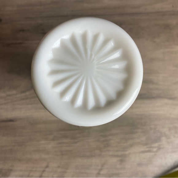 Milk Glass Bud Vase by ANCHOR HOCKING 6” - Picture 5 of 7